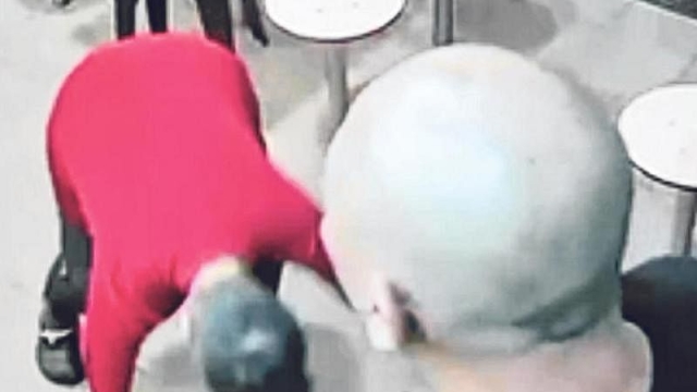 鸡饭摊头手持刀追人 女清洁工挺身跪拜劝止