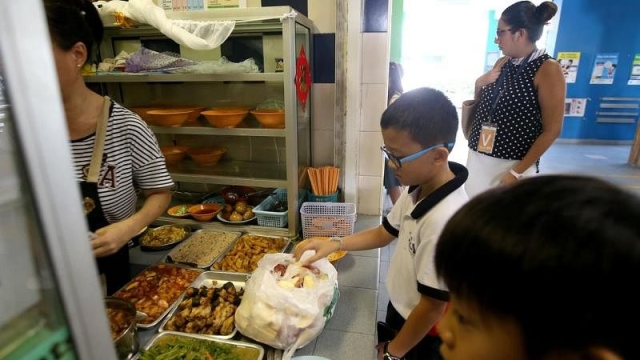 别让食堂餐食毁了孩子健康