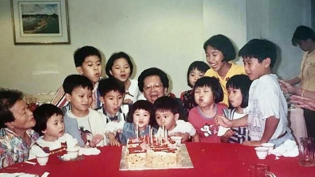 寡妇校园卖咖啡30年 养出五名大学生