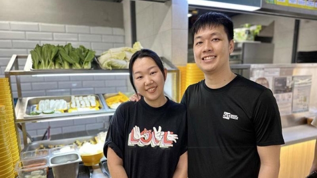 26岁大学生校内创业 酿豆腐摊香飘校园