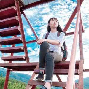 Concerned Mother: Daughter overspends in school because of following trends