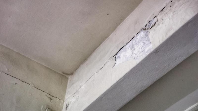 组屋顶楼单位裂缝频现 居民疑屋顶翻新工程所致