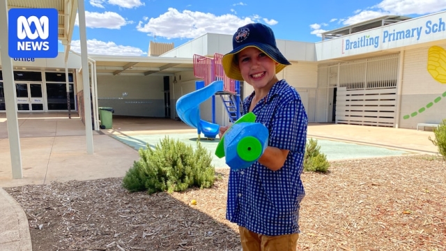 Remote kids hang out with friends at Alice Springs in-school week