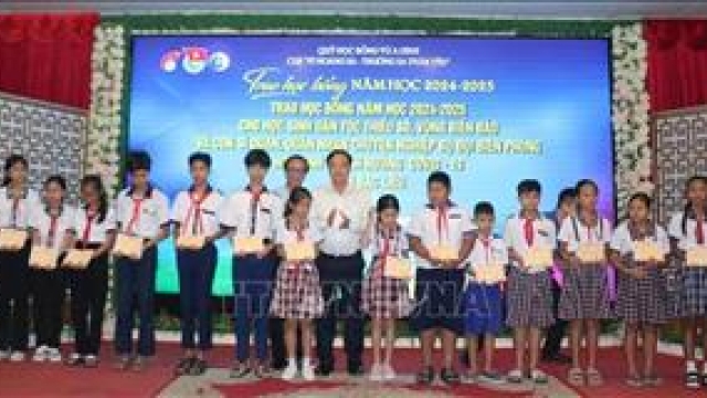 Trao học bổng Vừ A Dính cho học sinh dân tộc thiểu số và vùng biển đảo