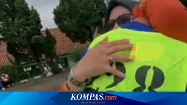 Viral Video Siswa Cium Kaki Ibunya Usai Keluar Barak Militer, Dedi Mulyadi Berhasil?